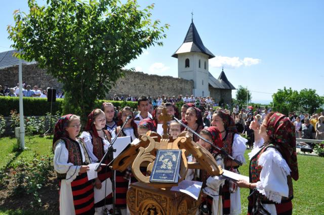 Duminică, 5 iunie 2011, a fost sfințită pictura bisericii vechi a Mănăstirii Hadâmbu. Slujba a fost oficiată de<strong> Înaltpreasfințitul Teofan</strong>, Mitropolitul Moldovei și Bucovinei, <strong>Preasfințitul Calinic</strong>, episcopul-vicar al Arhiepiscopiei Iașilor, <strong>Preasfințitul Corneliu</strong>, episcopul Hușilor împreună cu un sobor de preoți și diaconi.
Sărbătoare la Mănăstirea Hadâmbu (foto)