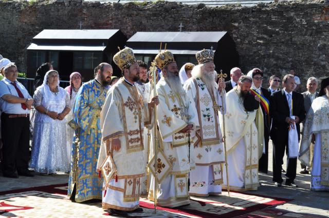 Duminică, 5 iunie 2011, a fost sfințită pictura bisericii vechi a Mănăstirii Hadâmbu. Slujba a fost oficiată de<strong> Înaltpreasfințitul Teofan</strong>, Mitropolitul Moldovei și Bucovinei, <strong>Preasfințitul Calinic</strong>, episcopul-vicar al Arhiepiscopiei Iașilor, <strong>Preasfințitul Corneliu</strong>, episcopul Hușilor împreună cu un sobor de preoți și diaconi.
Sărbătoare la Mănăstirea Hadâmbu (foto)