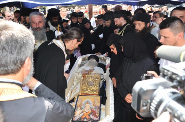 Imagini de la slujba înmormântării Părintelui Arsenie Papacioc