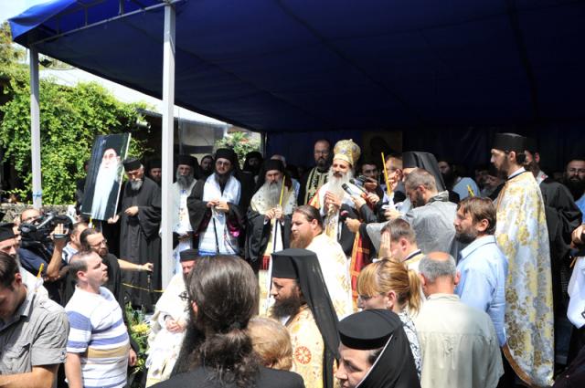 Imagini de la slujba înmormântării Părintelui Arsenie Papacioc