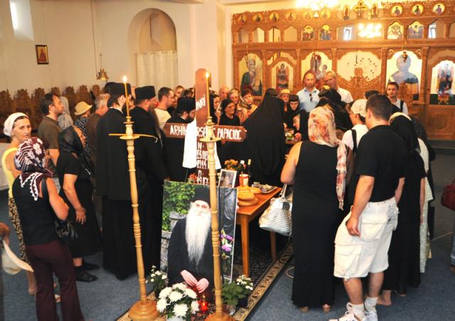 Sute de credincioși și-au luat aseară rămas bun de la Părintele Arsenie Papacioc 