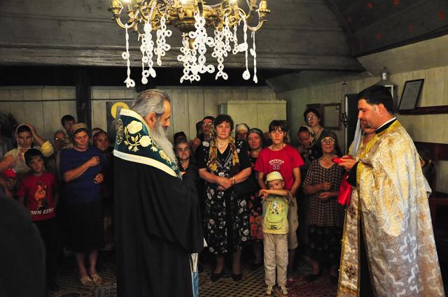 IPS Teofan a așezat antimise noi în opt parohii botoșănene (40 fotografii)