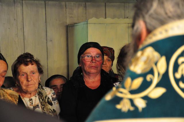 IPS Teofan a așezat antimise noi în opt parohii botoșănene (40 fotografii)