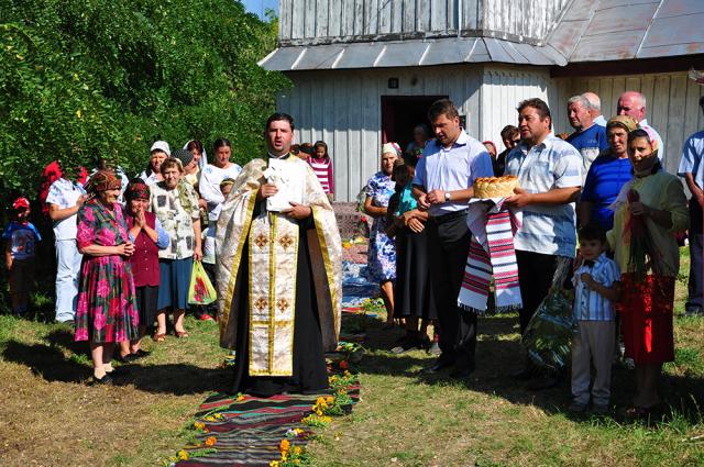 IPS Teofan a așezat antimise noi în opt parohii botoșănene (40 fotografii)