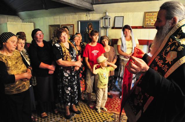 IPS Teofan a așezat antimise noi în opt parohii botoșănene (40 fotografii)