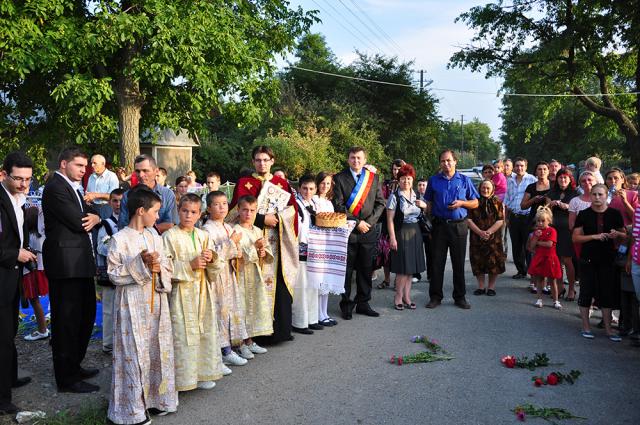 IPS Teofan a așezat antimise noi în opt parohii botoșănene (40 fotografii)