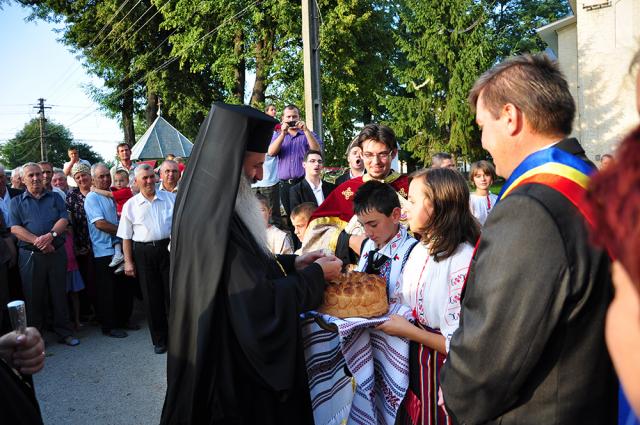 IPS Teofan a așezat antimise noi în opt parohii botoșănene (40 fotografii)