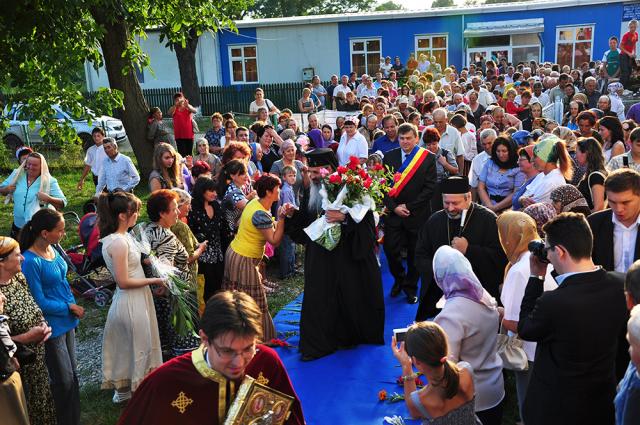 IPS Teofan a așezat antimise noi în opt parohii botoșănene (40 fotografii)