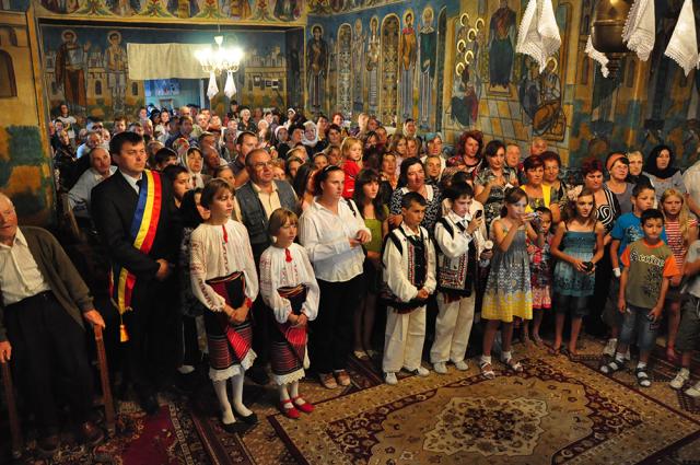 IPS Teofan a așezat antimise noi în opt parohii botoșănene (40 fotografii)