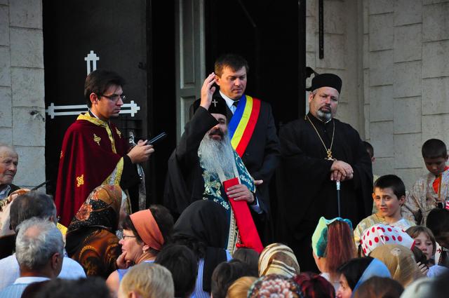 IPS Teofan a așezat antimise noi în opt parohii botoșănene (40 fotografii)
