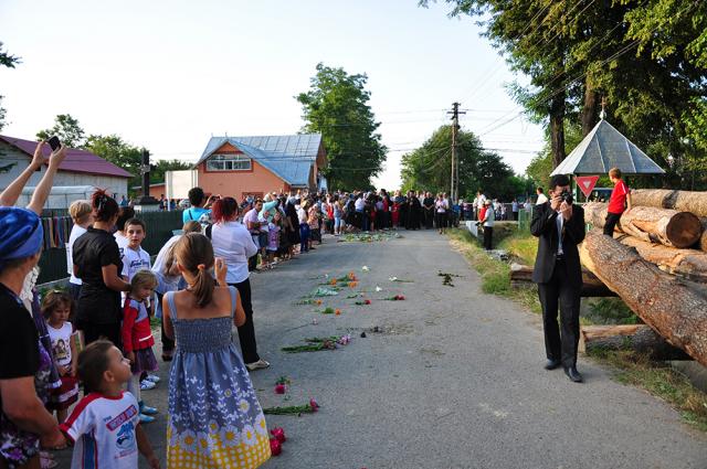 IPS Teofan a așezat antimise noi în opt parohii botoșănene (40 fotografii)
