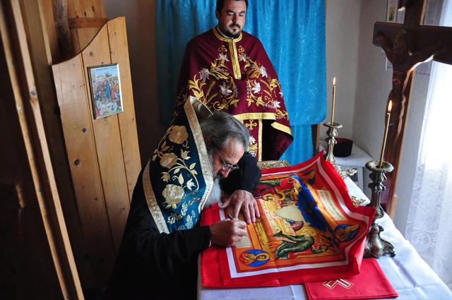 IPS Teofan a așezat antimise noi în opt parohii botoșănene (40 fotografii)