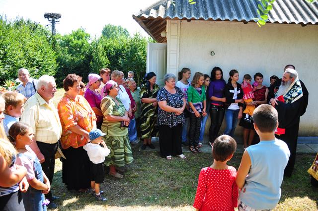 IPS Teofan a așezat antimise noi în opt parohii botoșănene (40 fotografii)
