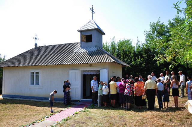 IPS Teofan a așezat antimise noi în opt parohii botoșănene (40 fotografii)