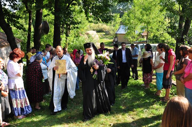 IPS Teofan a așezat antimise noi în opt parohii botoșănene (40 fotografii)