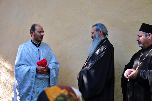 IPS Teofan a așezat antimise noi în opt parohii botoșănene (40 fotografii)