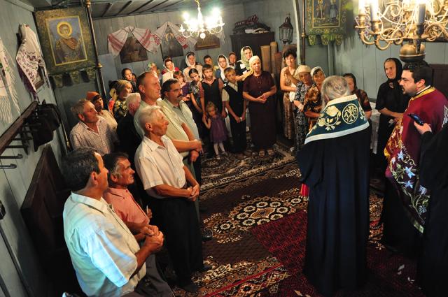 IPS Teofan a așezat antimise noi în opt parohii botoșănene (40 fotografii)