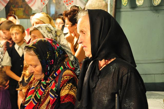IPS Teofan a așezat antimise noi în opt parohii botoșănene (40 fotografii)
