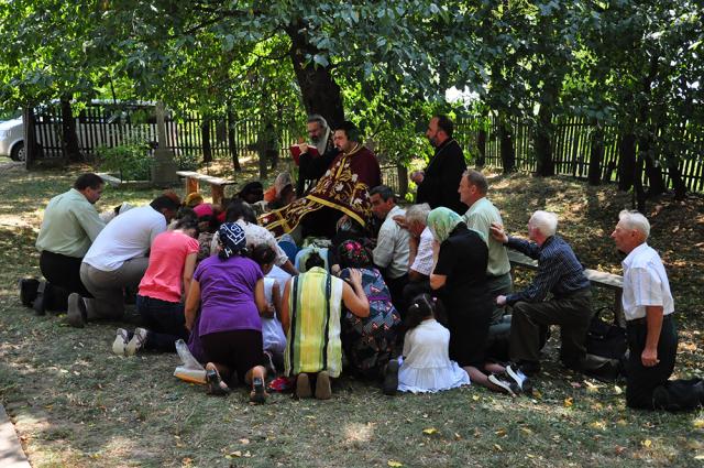 IPS Teofan a așezat antimise noi în opt parohii botoșănene (40 fotografii)