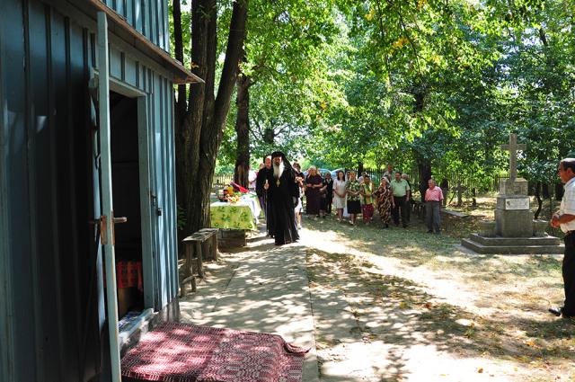IPS Teofan a așezat antimise noi în opt parohii botoșănene (40 fotografii)