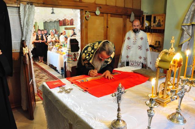 IPS Teofan a așezat antimise noi în opt parohii botoșănene (40 fotografii)
