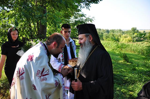IPS Teofan a așezat antimise noi în opt parohii botoșănene (40 fotografii)