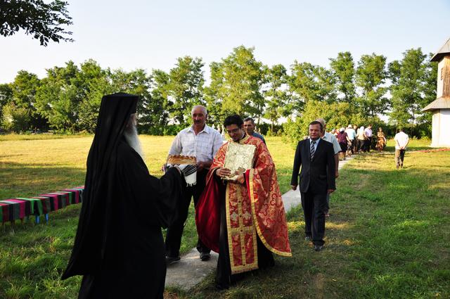 IPS Teofan a așezat antimise noi în opt parohii botoșănene (40 fotografii)