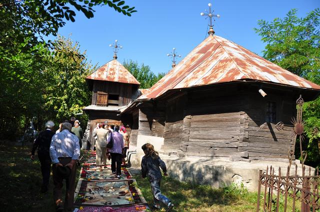 IPS Teofan a așezat antimise noi în opt parohii botoșănene (40 fotografii)