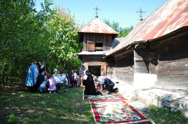 IPS Teofan a așezat antimise noi în opt parohii botoșănene (40 fotografii)