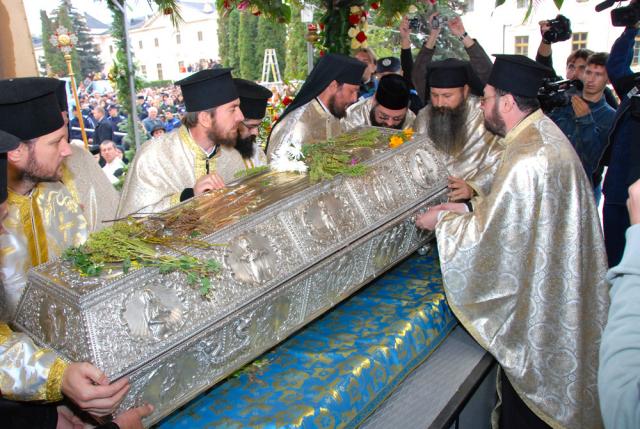 Scoaterea  moaștelor Sfintei Cuvioase Parascheva (2008)