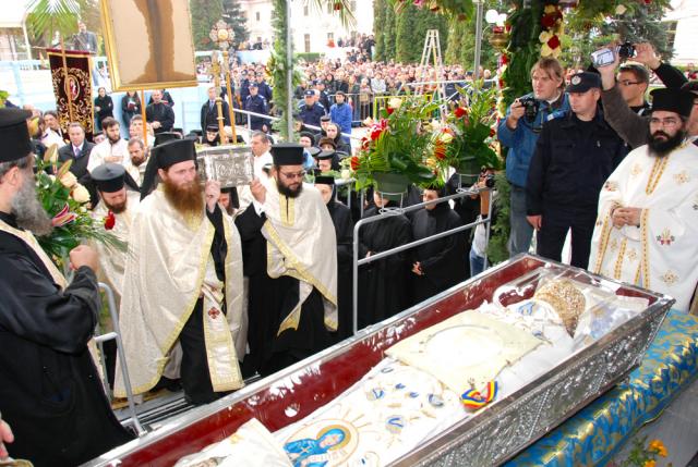 Scoaterea  moaștelor Sfintei Cuvioase Parascheva (2008)