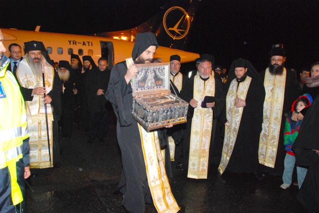 (Foto) Sosirea moaștelor Sfântului Maxim Mărturisitorul la Iași – 2010