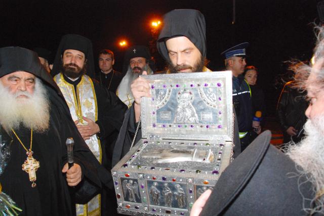 (Foto) Sosirea moaștelor Sfântului Maxim Mărturisitorul la Iași – 2010