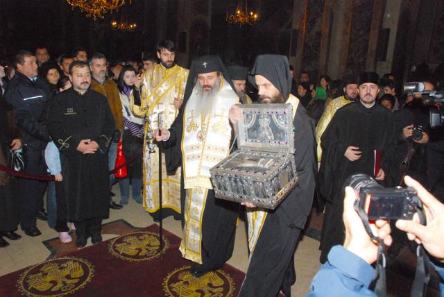 (Foto) Sosirea moaștelor Sfântului Maxim Mărturisitorul la Iași – 2010