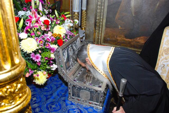 (Foto) Sosirea moaștelor Sfântului Maxim Mărturisitorul la Iași – 2010