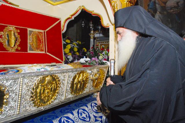 (Foto) Sosirea moaștelor Sfântului Maxim Mărturisitorul la Iași – 2010