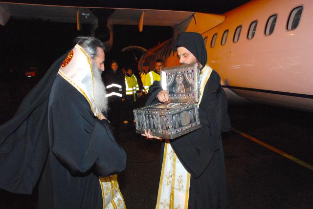 (Foto) Sosirea moaștelor Sfântului Maxim Mărturisitorul la Iași – 2010