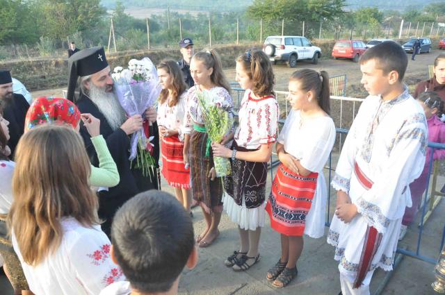 Sfinţirea Bisericii „Sfinţii Împăraţi Constantin şi Elena“ din filia Traian a parohiei Soloneţ, Protopopiatul Iaşi 1, 23 septembrie 2012, Fotografii: Tudorel Rusu Sfinţirea Bisericii „Sfinţii Împăraţi Constantin şi Elena“ - Traian