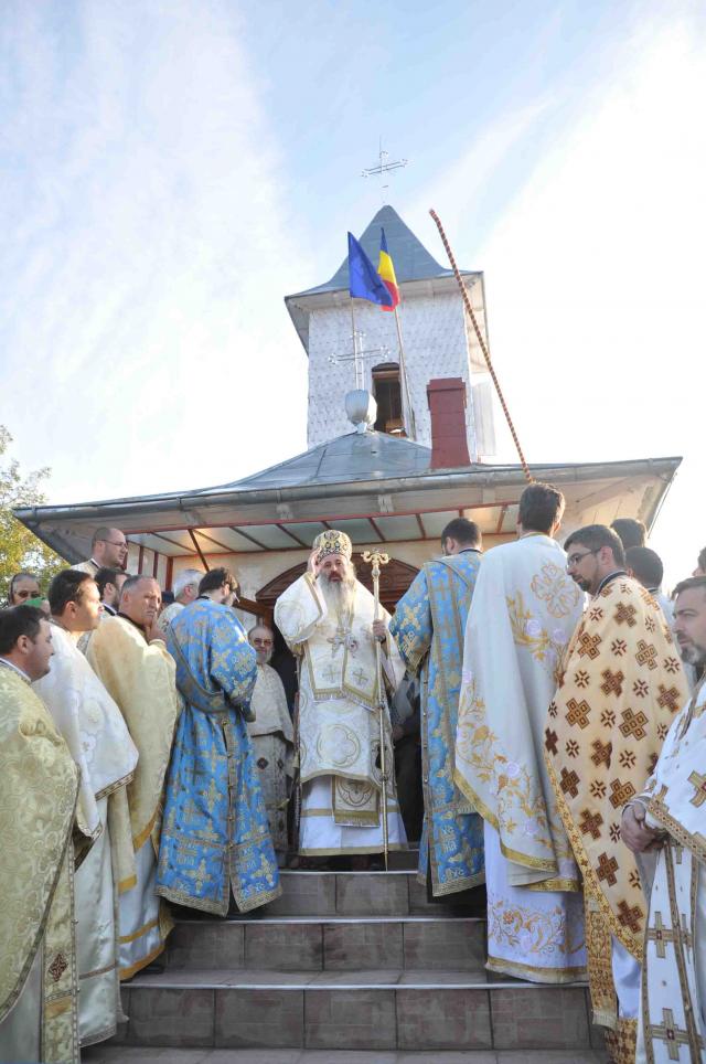 Sfinţirea Bisericii „Sfinţii Împăraţi Constantin şi Elena“ din filia Traian a parohiei Soloneţ, Protopopiatul Iaşi 1, 23 septembrie 2012, Fotografii: Tudorel Rusu Sfinţirea Bisericii „Sfinţii Împăraţi Constantin şi Elena“ - Traian