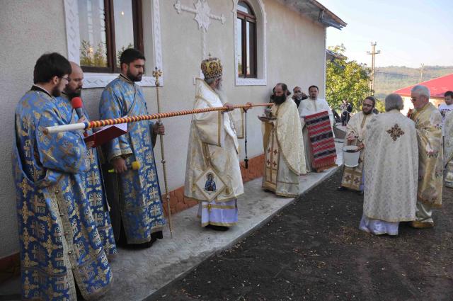 Sfinţirea Bisericii „Sfinţii Împăraţi Constantin şi Elena“ din filia Traian a parohiei Soloneţ, Protopopiatul Iaşi 1, 23 septembrie 2012, Fotografii: Tudorel Rusu Sfinţirea Bisericii „Sfinţii Împăraţi Constantin şi Elena“ - Traian