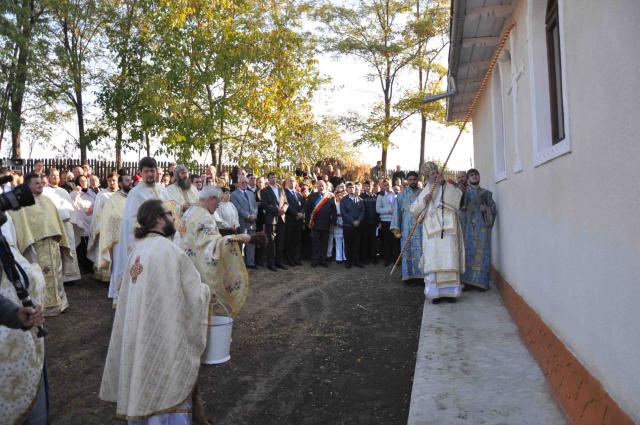 Sfinţirea Bisericii „Sfinţii Împăraţi Constantin şi Elena“ din filia Traian a parohiei Soloneţ, Protopopiatul Iaşi 1, 23 septembrie 2012, Fotografii: Tudorel Rusu Sfinţirea Bisericii „Sfinţii Împăraţi Constantin şi Elena“ - Traian