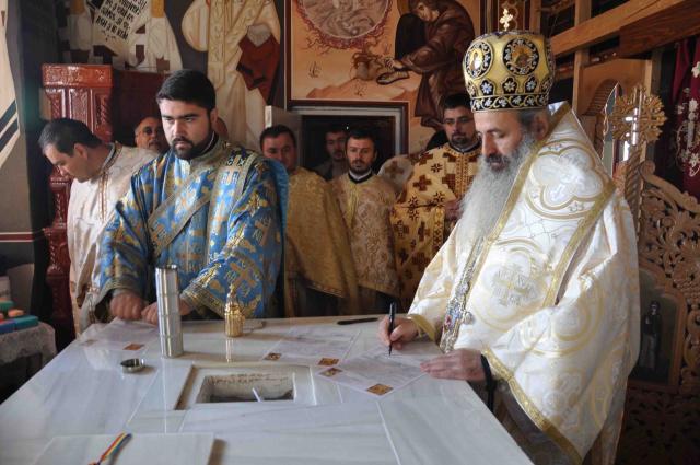 Sfinţirea Bisericii „Sfinţii Împăraţi Constantin şi Elena“ din filia Traian a parohiei Soloneţ, Protopopiatul Iaşi 1, 23 septembrie 2012, Fotografii: Tudorel Rusu Sfinţirea Bisericii „Sfinţii Împăraţi Constantin şi Elena“ - Traian