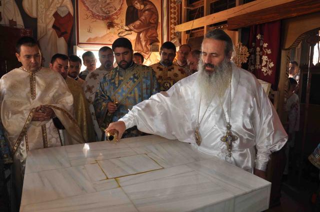 Sfinţirea Bisericii „Sfinţii Împăraţi Constantin şi Elena“ din filia Traian a parohiei Soloneţ, Protopopiatul Iaşi 1, 23 septembrie 2012, Fotografii: Tudorel Rusu Sfinţirea Bisericii „Sfinţii Împăraţi Constantin şi Elena“ - Traian