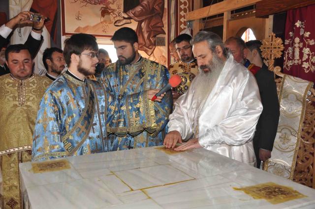 Sfinţirea Bisericii „Sfinţii Împăraţi Constantin şi Elena“ din filia Traian a parohiei Soloneţ, Protopopiatul Iaşi 1, 23 septembrie 2012, Fotografii: Tudorel Rusu Sfinţirea Bisericii „Sfinţii Împăraţi Constantin şi Elena“ - Traian