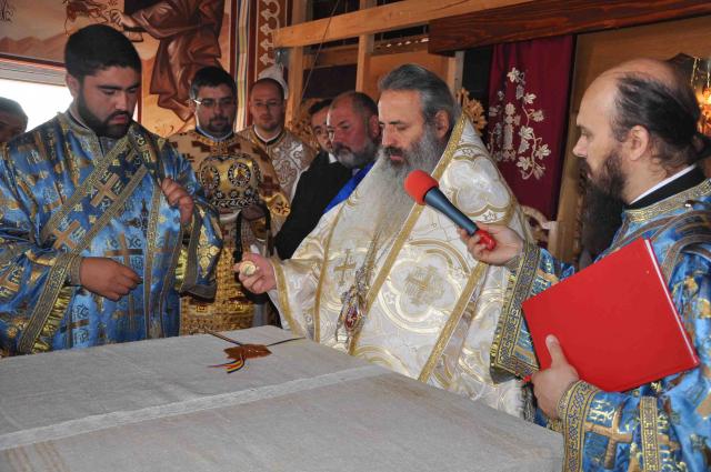 Sfinţirea Bisericii „Sfinţii Împăraţi Constantin şi Elena“ din filia Traian a parohiei Soloneţ, Protopopiatul Iaşi 1, 23 septembrie 2012, Fotografii: Tudorel Rusu Sfinţirea Bisericii „Sfinţii Împăraţi Constantin şi Elena“ - Traian