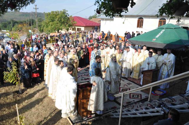 Sfinţirea Bisericii „Sfinţii Împăraţi Constantin şi Elena“ din filia Traian a parohiei Soloneţ, Protopopiatul Iaşi 1, 23 septembrie 2012, Fotografii: Tudorel Rusu Sfinţirea Bisericii „Sfinţii Împăraţi Constantin şi Elena“ - Traian