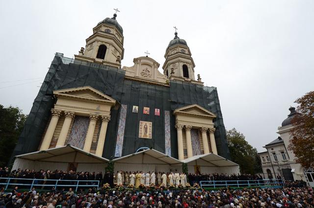 Hramul Sfintei Parascheva 2012, primele imagini de la Sfânta Liturghie