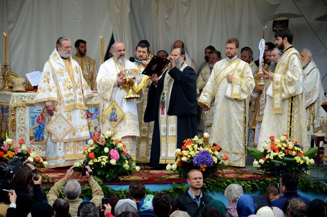 Hramul Sfintei Parascheva 2012, primele imagini de la Sfânta Liturghie