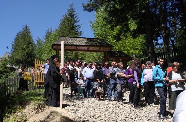 Izvorul Tămăduirii la Mănăstirea Horația - 11 mai 2013