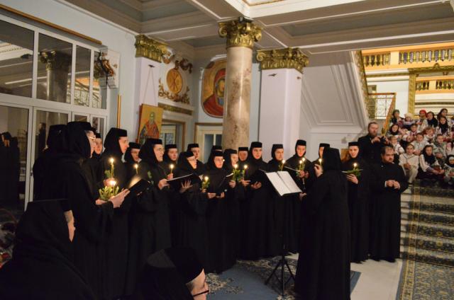 Colindători la Reşedinţa Mitropolitană - Maici Văratec